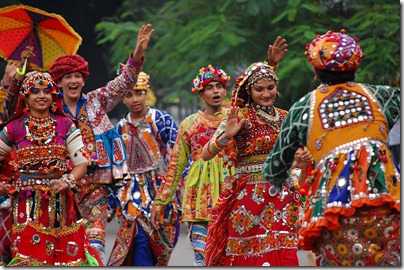 Men wear pagari  (Turban) in garba dance