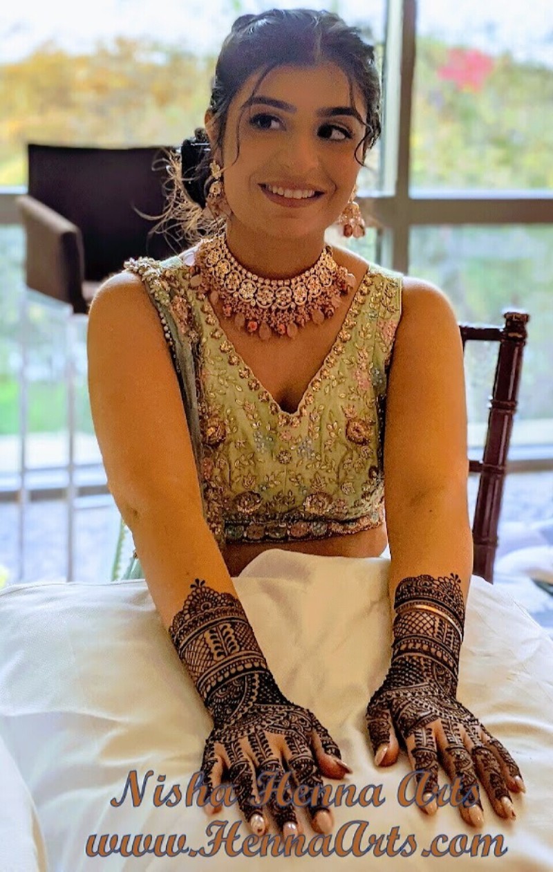 Top 10 Beautiful Mehndi Outfits For Bride In 2022